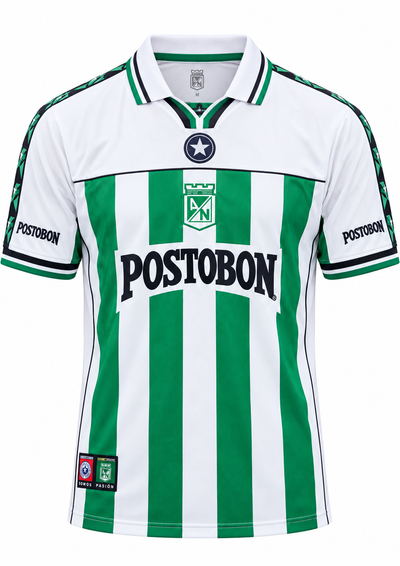 Camiseta retro de Atlético Nacional 2001 con rayas verdes y blancas, cuello polo y Postobón al pecho, foto de estudio