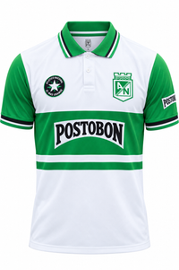 Camiseta retro blanca de Atlético Nacional con mangas verdes y franja verde con Postobón, foto de estudio