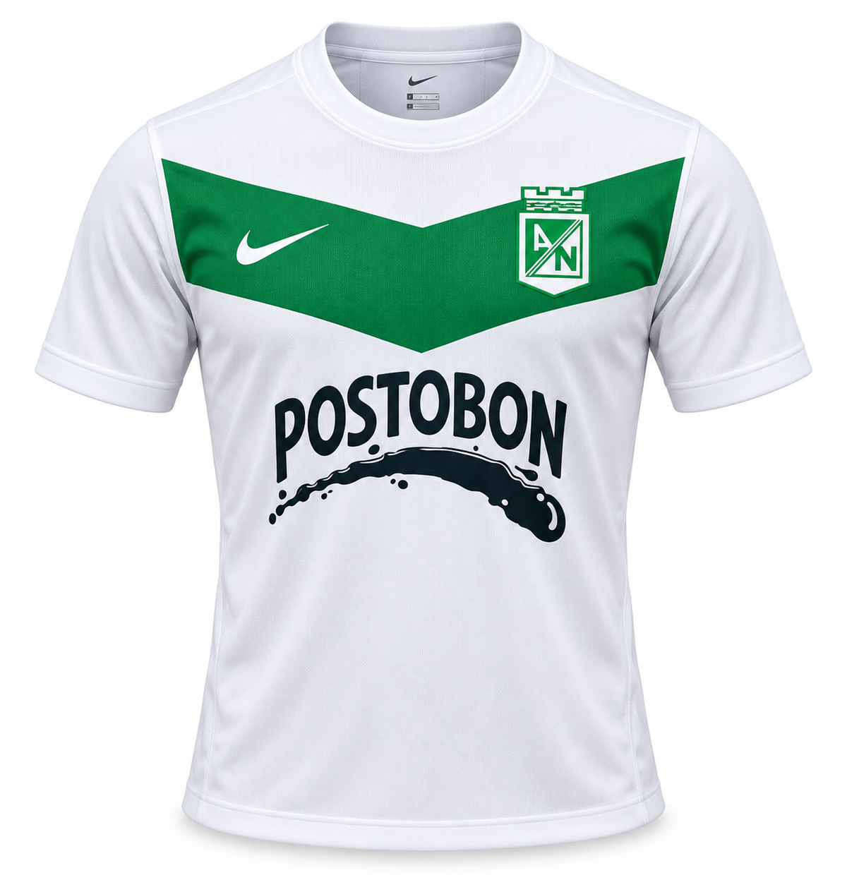 Frente de la camiseta retro blanca de Atlético Nacional 2013, con franja verde en V, Nike y Postobón en negro