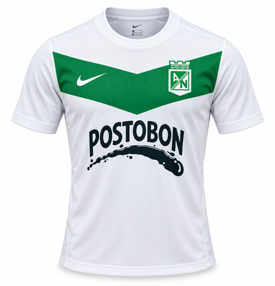 Frente da camisa retrô branca do Atlético Nacional 2013, com faixa verde em V, Nike e Postobón em preto