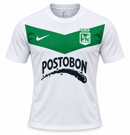 Frente de la camiseta retro blanca de Atlético Nacional 2013, con franja verde en V, Nike y Postobón en negro