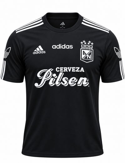 Camiseta retro negra de Atlético Nacional con Cerveza Pilsen en blanco y marca Adidas, foto de estudio