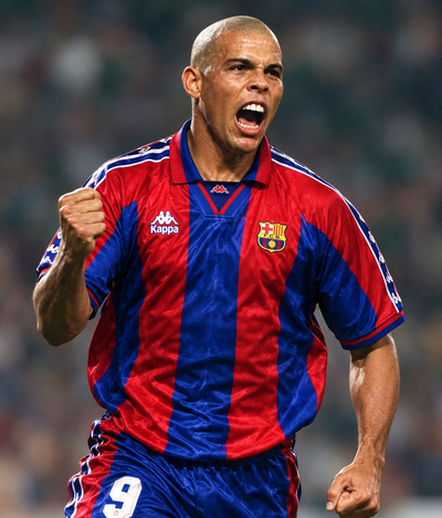 Ronaldo comemorando um gol com a camisa do Barcelona 1996-97