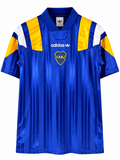 Frente de la camiseta retro de Boca Juniors azul rey con franjas brillantes, hombros amarillos y blancos y el escudo CABJ en amarillo