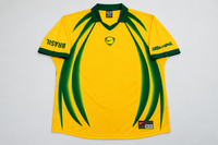 Camiseta retro amarilla con trazos verdes que bajan desde los hombros, cuello polo verde y la palabra Brasil en la manga