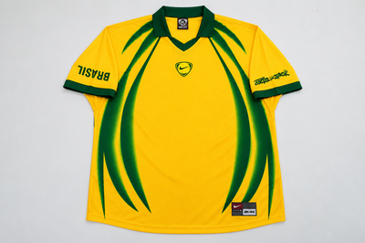Camiseta retro amarilla con trazos verdes que bajan desde los hombros, cuello polo verde y la palabra Brasil en la manga