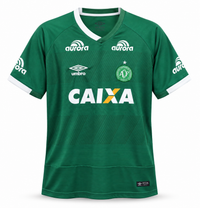 Frente de la camiseta retro verde de Chapecoense con Umbro, Aurora y Caixa, cuello blanco