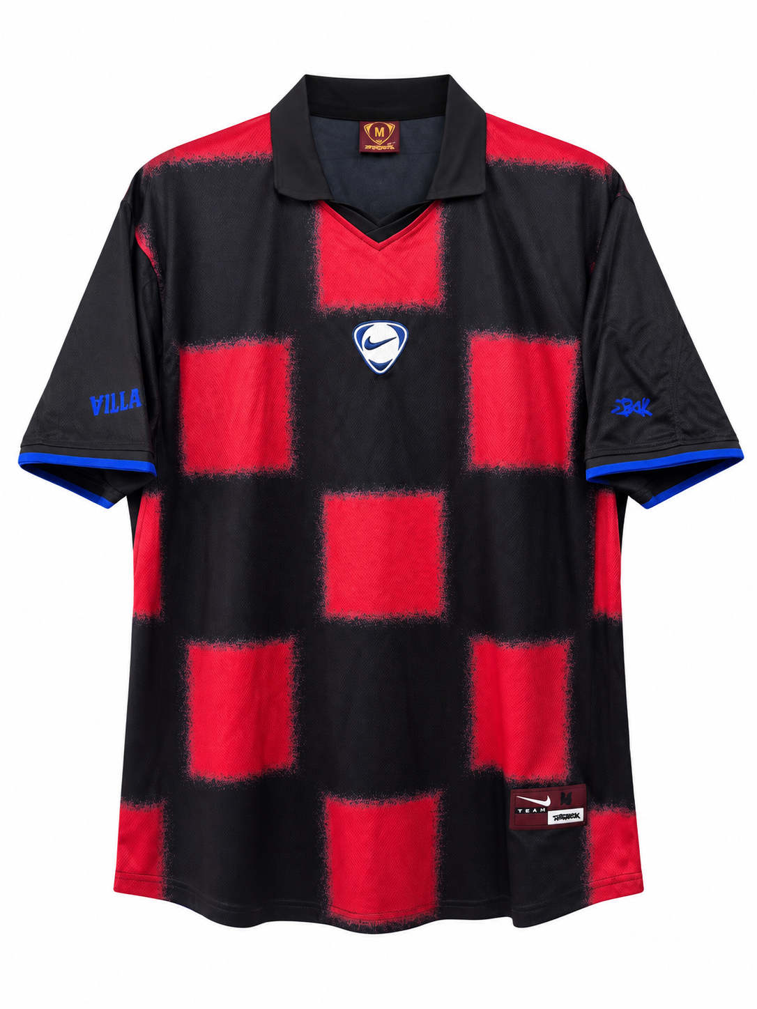 Camiseta retro de cuadros rojos y negros con el borde difuminado, cuello polo negro y filo azul rey en los puños