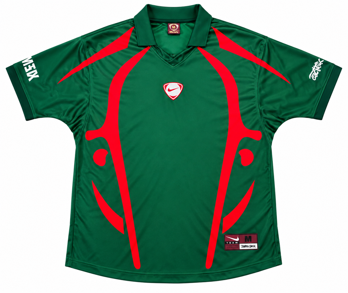 Camiseta retro verde con trazos rojos curvos en el pecho, cuello polo verde y la palabra México en la manga