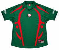 Camiseta retro verde con trazos rojos curvos en el pecho, cuello polo verde y la palabra México en la manga