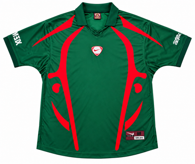 Camiseta retro verde con trazos rojos curvos en el pecho, cuello polo verde y la palabra México en la manga