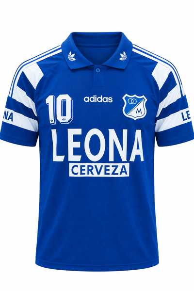 Camiseta retro azul de Millonarios 1996 con Leona Cerveza al pecho, franjas blancas y el 10, foto de estudio