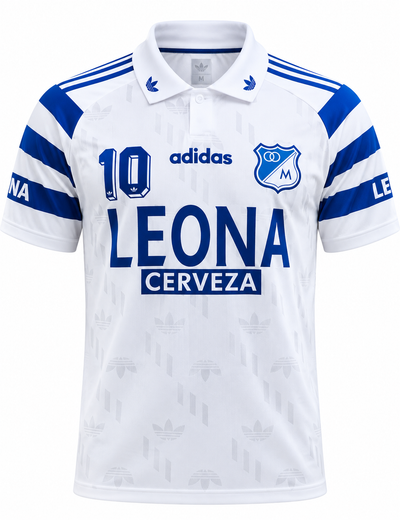 Camiseta retro blanca de Millonarios 1996 con Leona Cerveza en azul y franjas azules en los hombros, foto de estudio