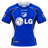 Frente de la camiseta retro azul de Millonarios 2003, Rinic, con LG al pecho y paneles laterales