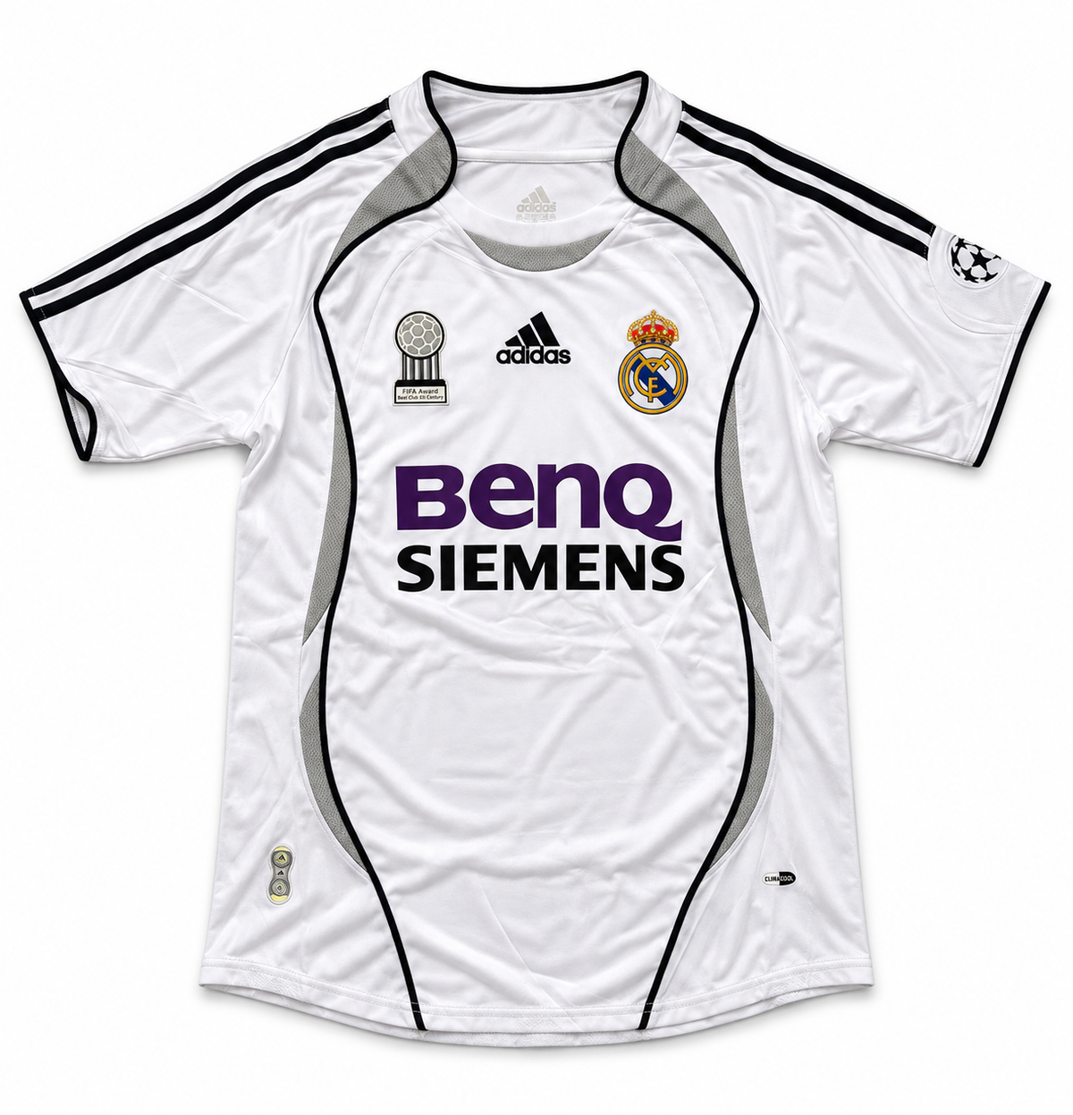 Camiseta retro blanca del Real Madrid 2006/07 vista completa, con el parche de la Champions en la manga