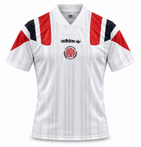 Camiseta retro de River Plate blanca de Adidas con hombros rojos y negros y el escudo con laureles de El más grande de América