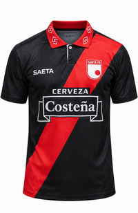 Camiseta retro negra de Santa Fe con franja roja cruzada, marca Saeta y Cerveza Costeña al pecho, foto de estudio