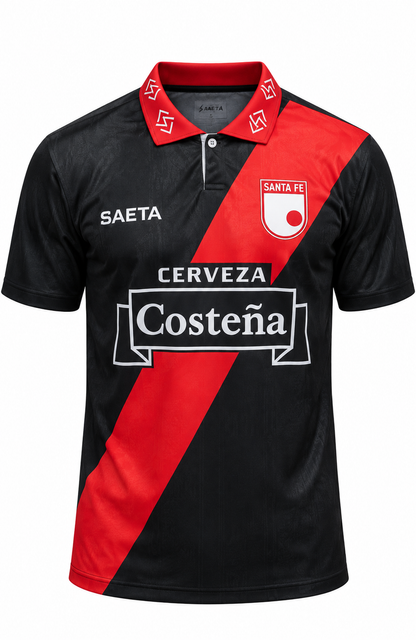 Camiseta retro negra de Santa Fe con franja roja cruzada, marca Saeta y Cerveza Costeña al pecho, foto de estudio