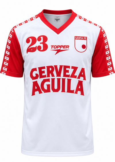 Camiseta retro blanca de Santa Fe con mangas rojas, marca Topper y Cerveza Águila al pecho, foto de estudio