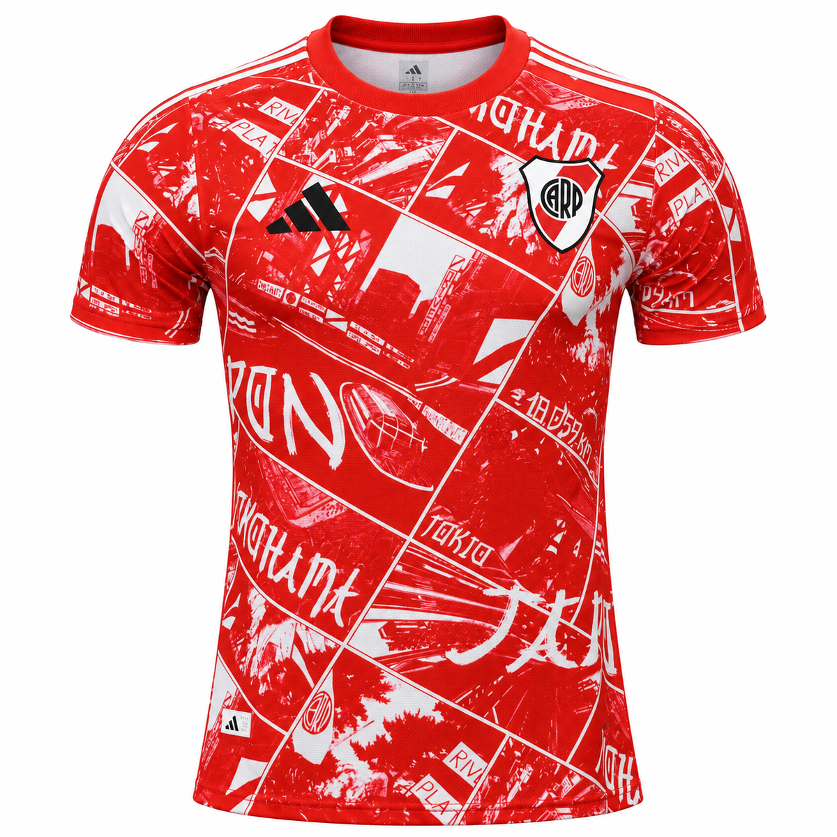 Frente de la camiseta roja prepartido de River Plate 2025-26 con viñetas de manga de Yokohama y Tokio en blanco