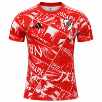 Frente de la camiseta roja prepartido de River Plate 2025-26 con viñetas de manga de Yokohama y Tokio en blanco