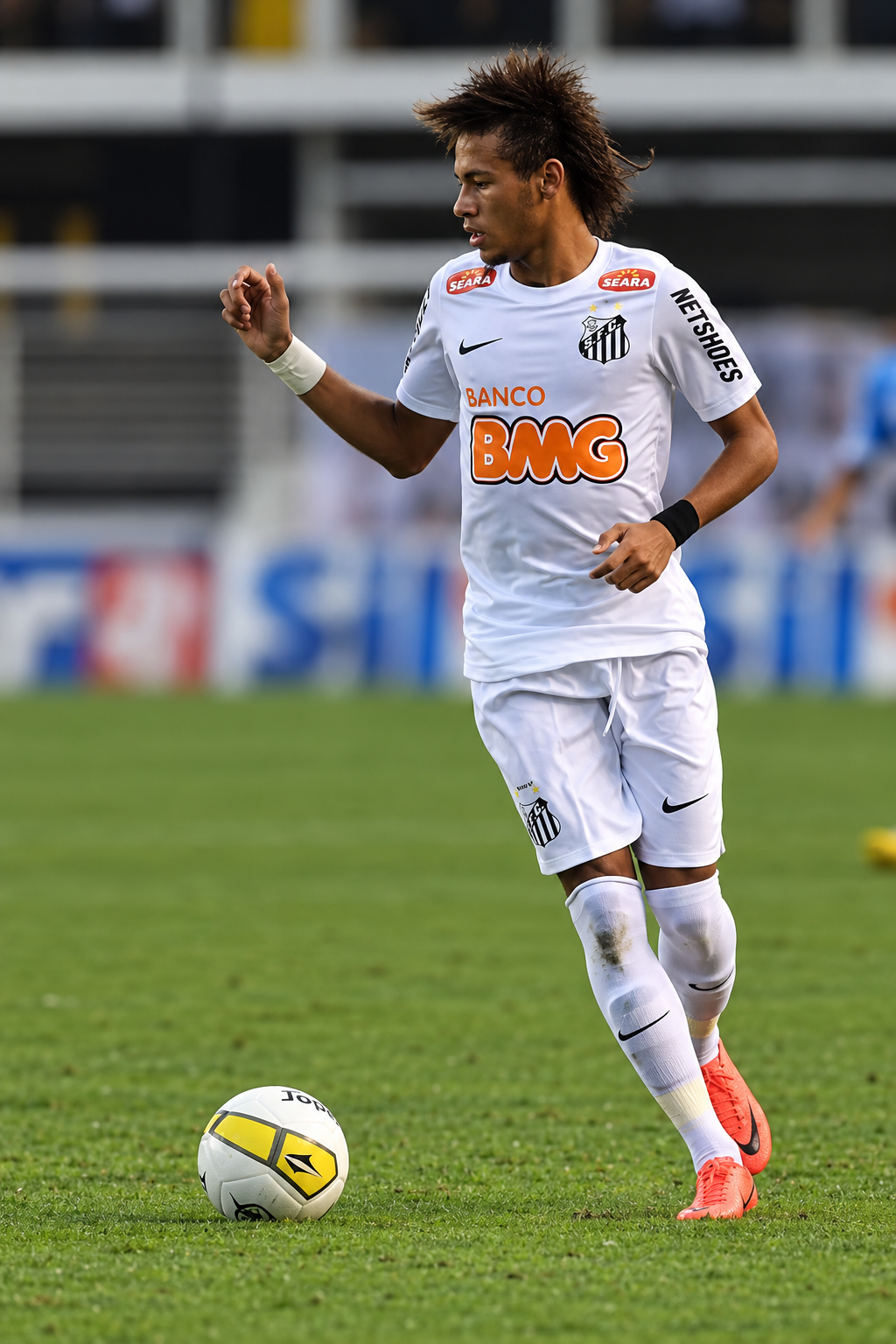 Neymar con la camiseta local blanca del Santos en la temporada 2012