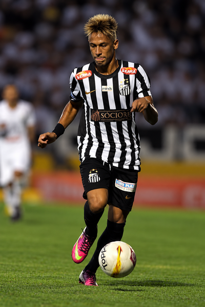 Neymar con la camiseta visitante a rayas del Santos en 2013