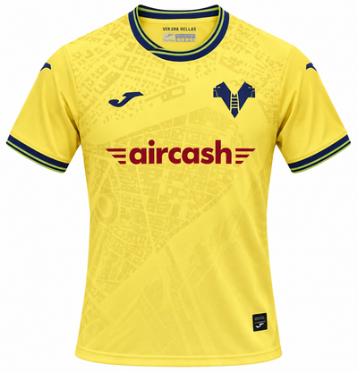 Camiseta del Hellas Verona amarilla, con cuello azul marino, aircash en rojo y el mapa de la ciudad