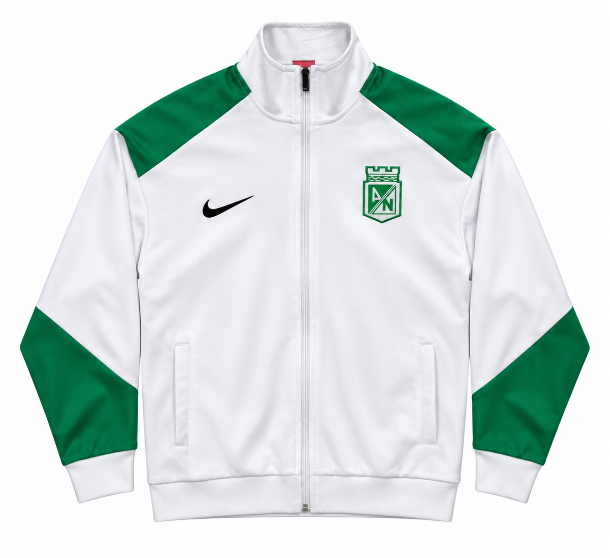 Chaqueta blanca de Atlético Nacional con hombros y antebrazos verdes, cierre completo, escudo verde y logo de Nike