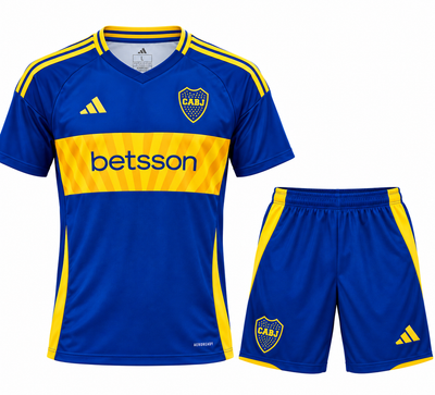 Conjunto local de Boca Juniors: camiseta azul rey con franja amarilla y betsson, y pantaloneta azul
