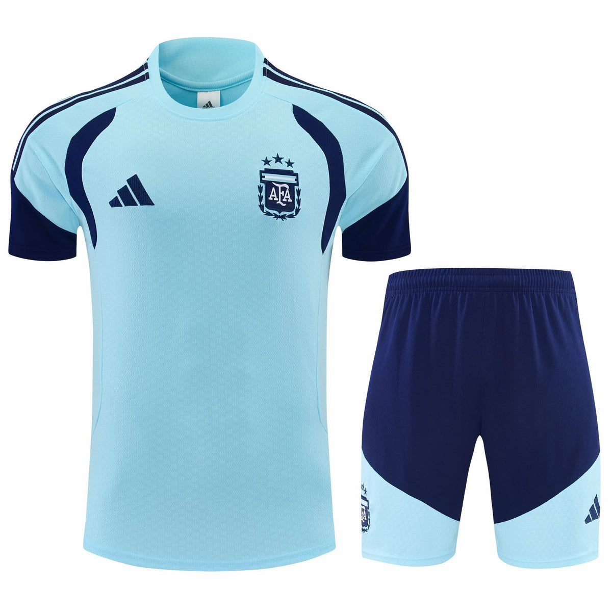 Camiseta celeste de entrenamiento de Argentina con hombros azul oscuro y escudo de la AFA, junto a la pantaloneta azul y celeste