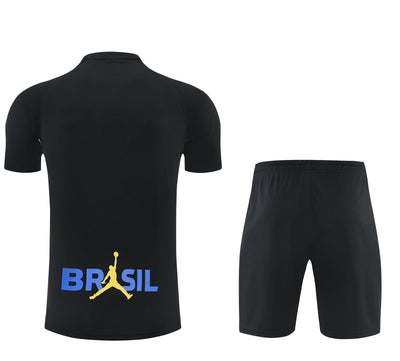 Espalda de la camiseta negra de Brasil con BRASIL en azul y el logo de Jordan