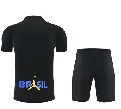 Espalda de la camiseta negra de Brasil con BRASIL en azul y el logo de Jordan