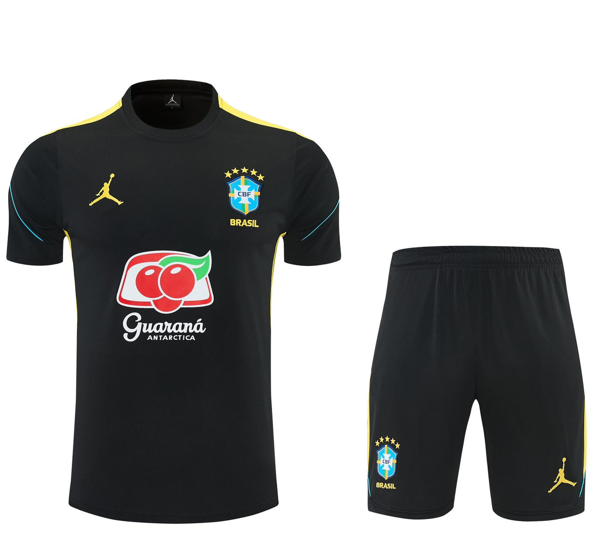 Camiseta negra de entrenamiento de Brasil Jordan con cuello amarillo, escudo y Guaraná Antarctica, junto a la pantaloneta negra