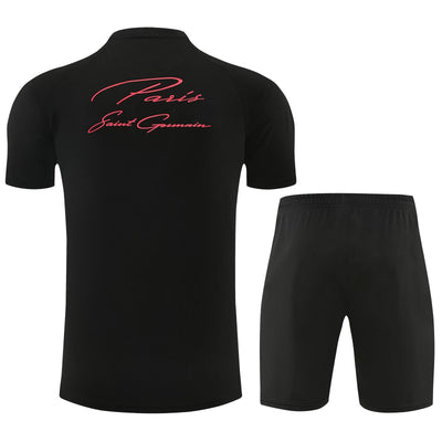 Espalda de la camiseta negra del PSG con Paris Saint-Germain en letra cursiva roja