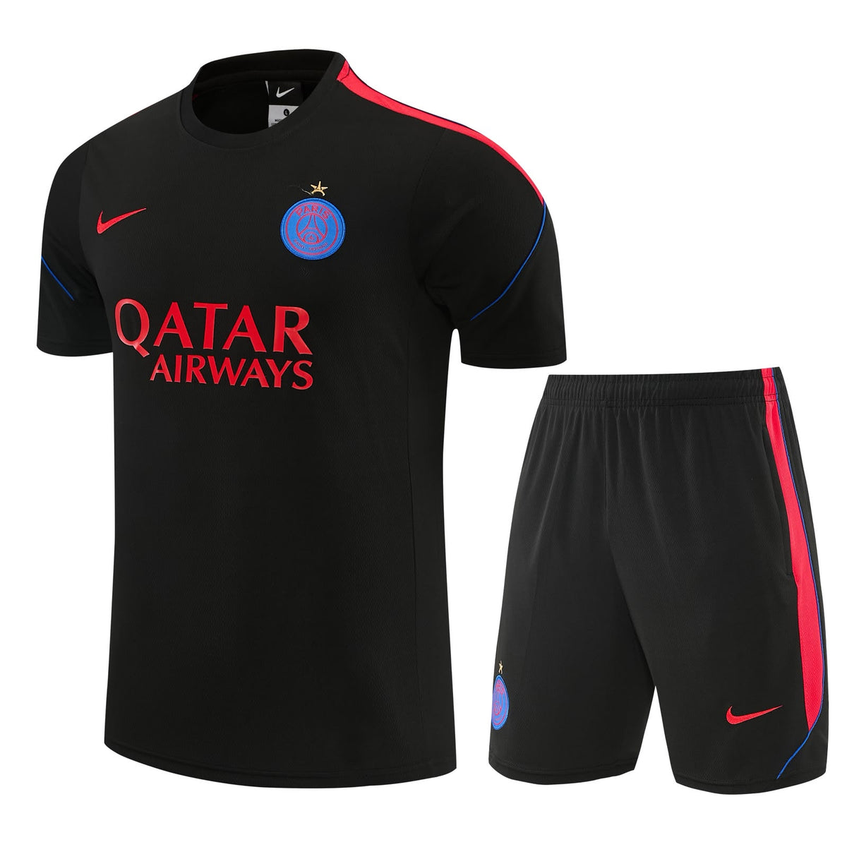 Camiseta negra de entrenamiento del PSG con Qatar Airways en rojo y vivos rojos en las mangas, junto a la pantaloneta negra