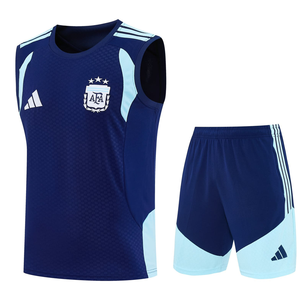 Esqueleto azul oscuro de Argentina con vivos celestes y escudo de la AFA, junto a la pantaloneta azul y celeste