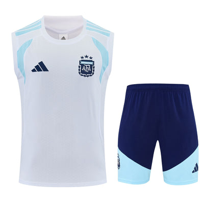 Esqueleto blanco de Argentina con vivos celestes y escudo de la AFA, junto a la pantaloneta azul y celeste