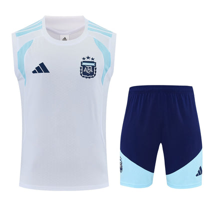 Esqueleto blanco de Argentina con vivos celestes y escudo de la AFA, junto a la pantaloneta azul y celeste