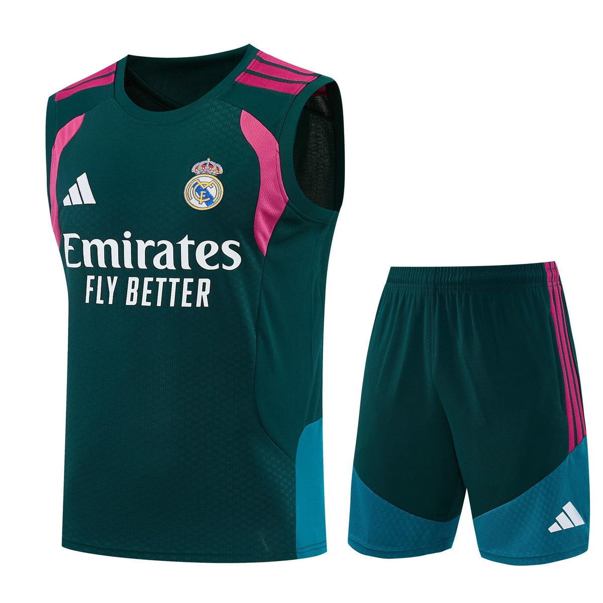Regata verde-escura do Real Madrid com listras rosa no ombro, escudo e Emirates, ao lado do calção verde