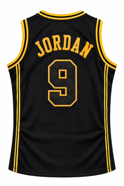 Regata preta com JORDAN e o 9 em dourado e debruns dourados