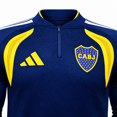Detalle del pecho del fleece azul oscuro de Boca Juniors, con el logo de Adidas en amarillo