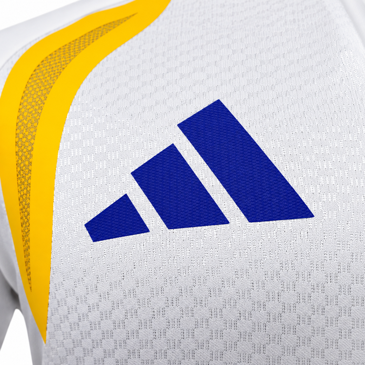 Logo de Adidas en azul rey al pecho del fleece blanco de Boca Juniors