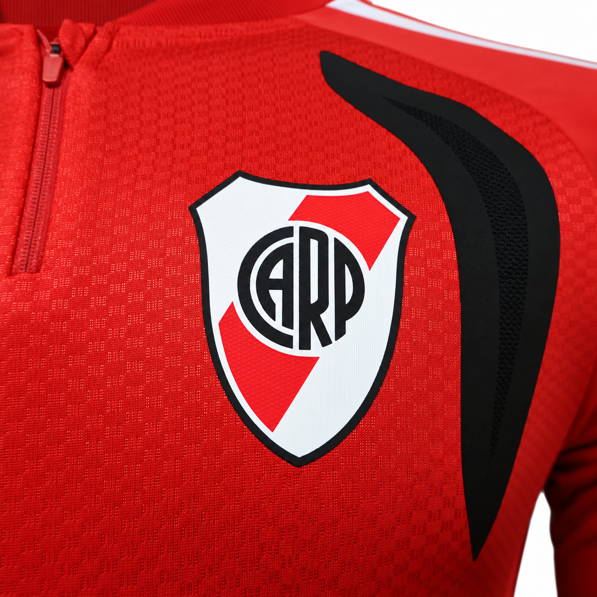 Escudo de River Plate al pecho del fleece rojo