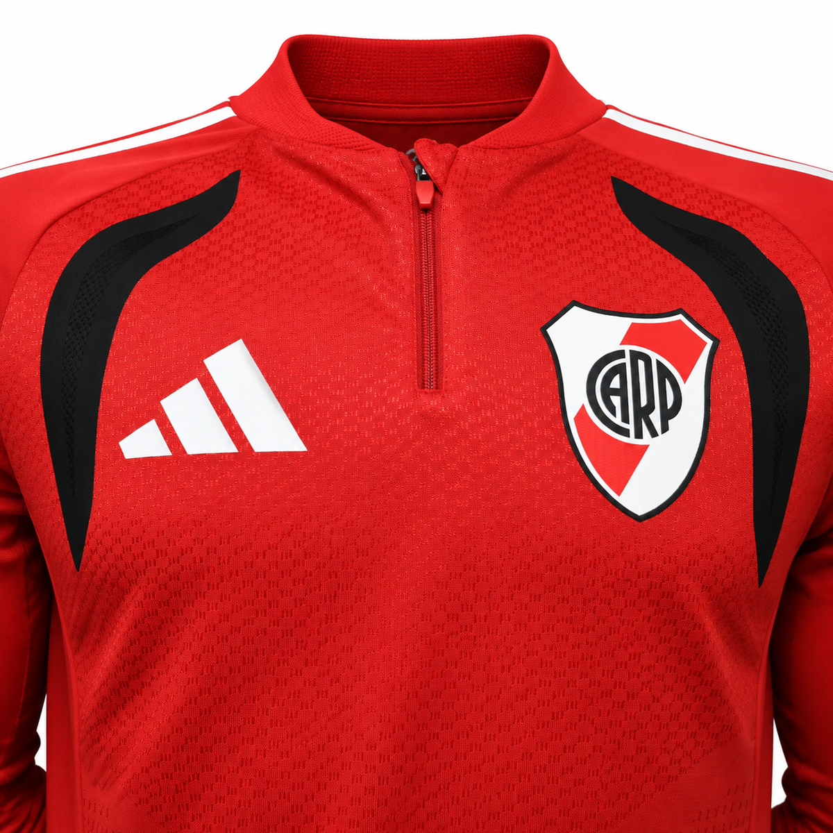 Detalle del pecho del fleece rojo de River Plate, con las tres barras de Adidas en blanco