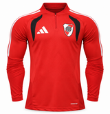 Fleece de entrenamiento de River Plate rojo con medio cierre, rayas blancas en los hombros y paneles negros al pecho
