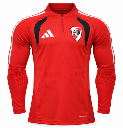 Fleece de entrenamiento de River Plate rojo con medio cierre, rayas blancas en los hombros y paneles negros al pecho