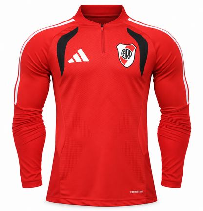 Fleece de entrenamiento de River Plate rojo con medio cierre, rayas blancas en los hombros y paneles negros al pecho