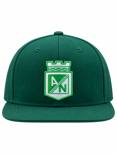 Gorra Atlético Nacional, foto de estudio en fondo blanco