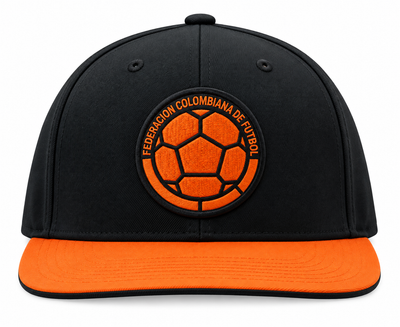 Gorra plana negra de la Selección Colombia con visera naranja y el escudo de la Federación en naranja al frente, foto de estudio